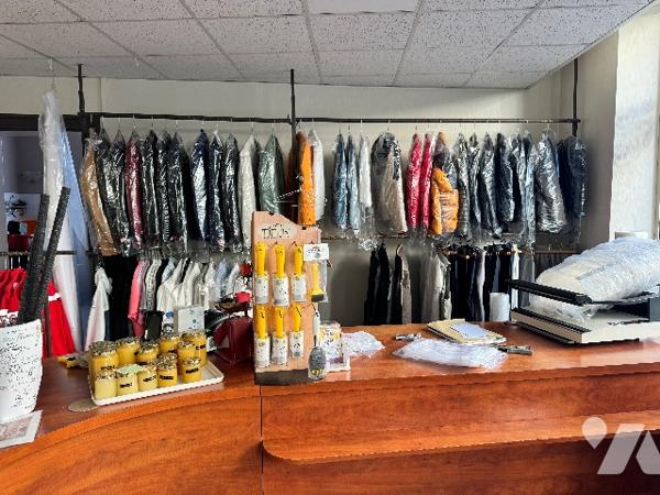 L'office notarial vous propose à la vente un IMMEUBLE avec fonds de PRESSING et APPARTEMENT.