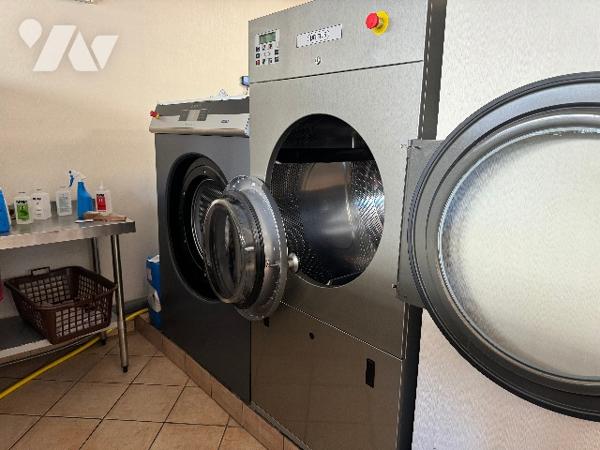 L'office notarial vous propose à la vente un IMMEUBLE avec fonds de PRESSING et APPARTEMENT.