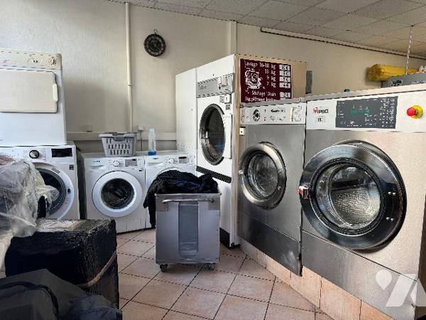 L'office notarial vous propose à la vente un IMMEUBLE avec fonds de PRESSING et APPARTEMENT.