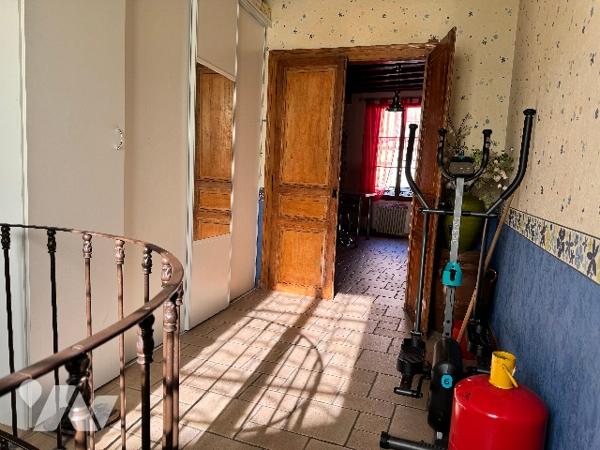 L'office notarial vous propose à la vente un IMMEUBLE avec fonds de PRESSING et APPARTEMENT.