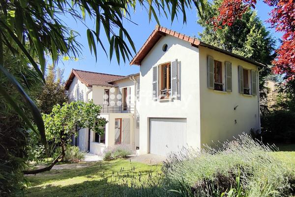 Maison
         6 pièces
        - 160 m² Exclusivité 1 100 000 € *