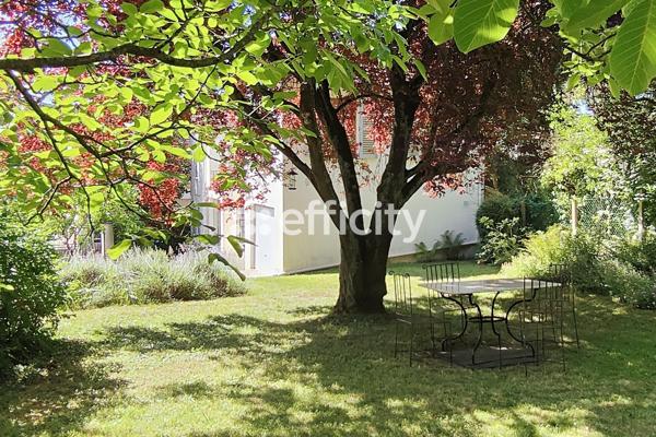 Maison
         6 pièces
        - 160 m² Exclusivité 1 100 000 € *