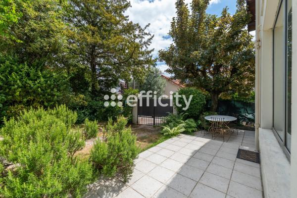 Maison
         6 pièces
        - 160 m² Exclusivité 1 100 000 € *