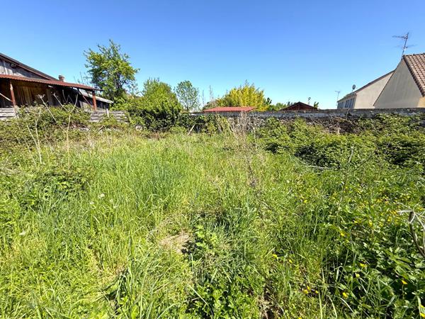 Ensemble de 2 grands garages avec jardin à La Chapelle-Gauthier ? Grand potentiel et situation idéale !arking / box La Chapelle Gauthier 250 m2