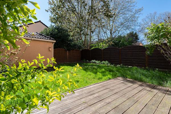 Spacieux deux pièces avec jardin et box