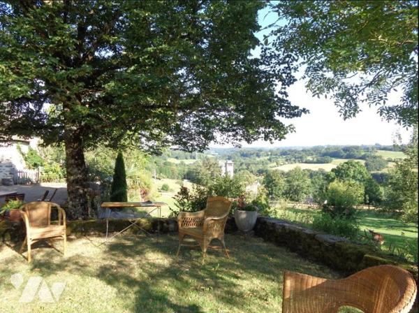 Belle Propriété en pierre avec ses deux tourelles