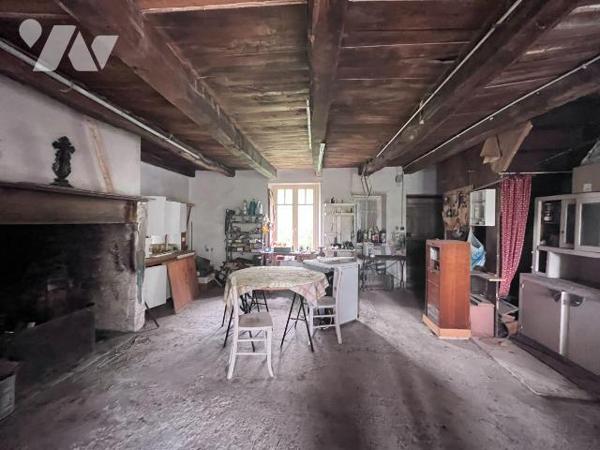 Maison d'habitation en pierres comprenant: entrée, cuisine, salle à manger, wc, une chambre, un...