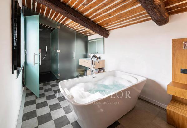 Loft avec terrasse au dernier étage – Centre historique d’Aix-en-Provence