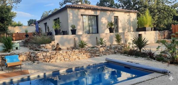 VILLA MODERNE AVEC PISCINE , AU CALME / TERRAIN CLOS