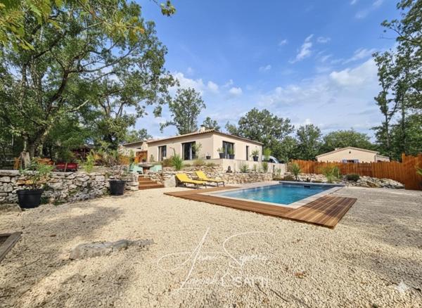 VILLA MODERNE AVEC PISCINE , AU CALME / TERRAIN CLOS