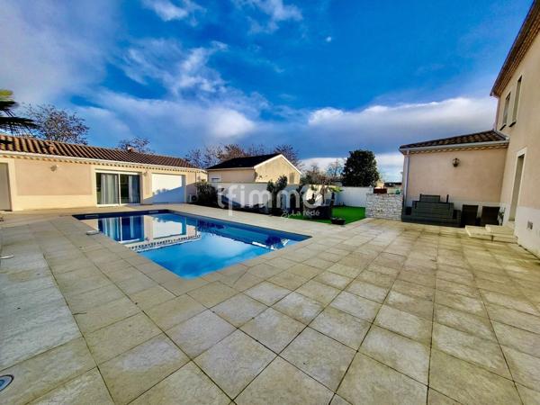 Maison familiale avec piscine, parcelle constructible et dépendance