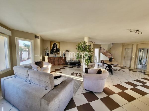 Maison familiale avec piscine, parcelle constructible et dépendance