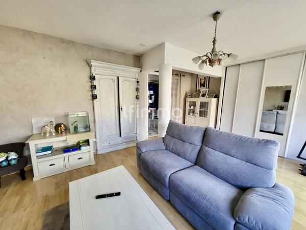 Maison familiale avec piscine, parcelle constructible et dépendance