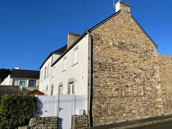 Centre-ville à pied : maison de caractère en pierre avec cour plein sud dans un quartier recherché