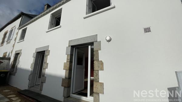 Centre-ville à pied : maison de caractère en pierre avec cour plein sud dans un quartier recherché