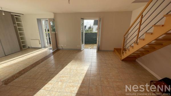 Centre-ville à pied : maison de caractère en pierre avec cour plein sud dans un quartier recherché