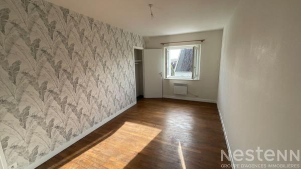 Centre-ville à pied : maison de caractère en pierre avec cour plein sud dans un quartier recherché
