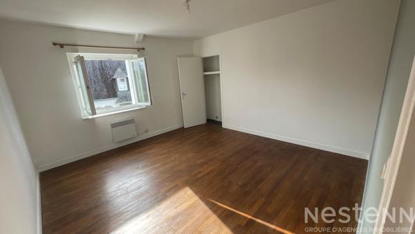 Centre-ville à pied : maison de caractère en pierre avec cour plein sud dans un quartier recherché