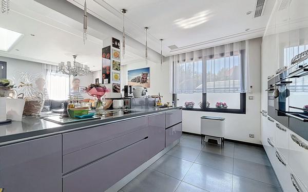 Maison à vendre    6 pièces • 153 m2 Suresnes