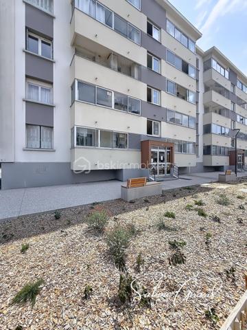 Dans un environnement paisible et sécurisé, venez découvrir ce T3 traversant Est-Ouest qui offre une luminosité naturelle tout au long de la journée. Situé au 3ème étage sur 4 sans ascenseur d'un immeuble construit en 1962, il bénéficie d'un cadre de vie agréable au sein d'une copropriété fermée avec portail électrique et parc arboré.
L'appartement se compose d'un séjour de 25m2, d'une cuisine indépendante aménagée et équipée avec accès direct à la loggia, de deux chambres avec placards intégrés, d'une salle d'eau et de toilettes séparées.
L’appartement est vendu avec une cave offrant un espace de stockage appréciable. Le confort est au rendez-vous grâce au double vitrage PVC et au chauffage individuel électrique. Le stationnement est libre au sein de la résidence et dans la rue, un vrai plus au quotidien. 
Grâce à sa luminosité, sa configuration fonctionnelle et son environnement agréable, ce T3 constitue une excellente opportunité pour un premier achat comme pour un investissement locatif.