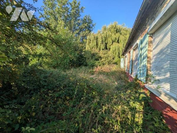 Maison sans mitoyenneté en état de ruine construite sur 775m². Eau et électricité présente. Ass...