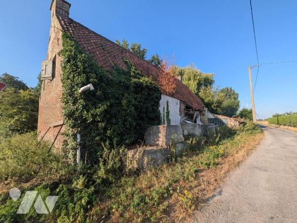 Maison sans mitoyenneté en état de ruine construite sur 775m². Eau et électricité présente. Ass...