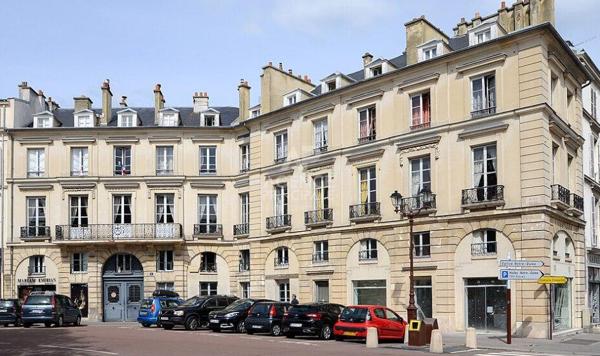 "Versailles Place Hoche" Bureaux dans une jolie cour pavée ! emplacement N°1 - 80 m² - 3 pièces Loyer 1 990 €/mois charges comprises **  - Référence  26270