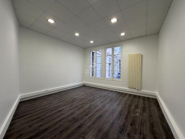 "Versailles Place Hoche" Bureaux dans une jolie cour pavée ! emplacement N°1 - 80 m² - 3 pièces Loyer 1 990 €/mois charges comprises **  - Référence  26270