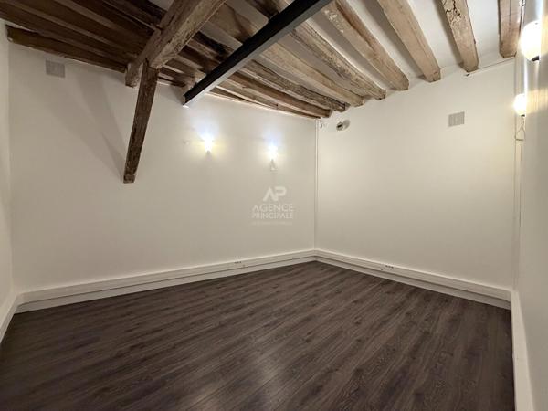 "Versailles Place Hoche" Bureaux dans une jolie cour pavée ! emplacement N°1 - 80 m² - 3 pièces Loyer 1 990 €/mois charges comprises **  - Référence  26270