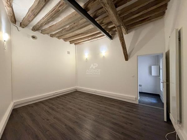"Versailles Place Hoche" Bureaux dans une jolie cour pavée ! emplacement N°1 - 80 m² - 3 pièces Loyer 1 990 €/mois charges comprises **  - Référence  26270