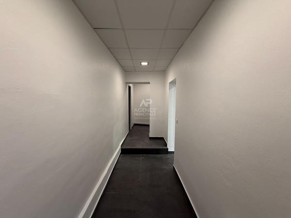 "Versailles Place Hoche" Bureaux dans une jolie cour pavée ! emplacement N°1 - 80 m² - 3 pièces Loyer 1 990 €/mois charges comprises **  - Référence  26270
