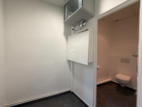 "Versailles Place Hoche" Bureaux dans une jolie cour pavée ! emplacement N°1 - 80 m² - 3 pièces Loyer 1 990 €/mois charges comprises **  - Référence  26270