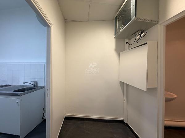 "Versailles Place Hoche" Bureaux dans une jolie cour pavée ! emplacement N°1 - 80 m² - 3 pièces Loyer 1 990 €/mois charges comprises **  - Référence  26270