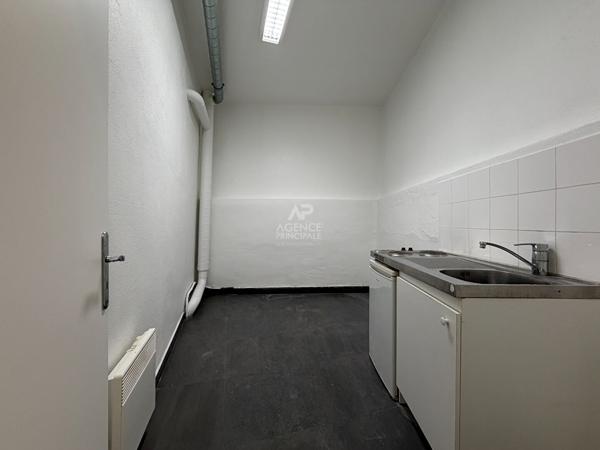 "Versailles Place Hoche" Bureaux dans une jolie cour pavée ! emplacement N°1 - 80 m² - 3 pièces Loyer 1 990 €/mois charges comprises **  - Référence  26270