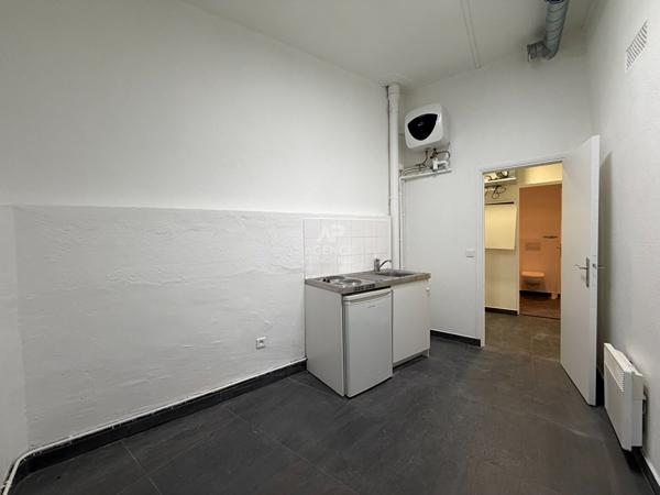 "Versailles Place Hoche" Bureaux dans une jolie cour pavée ! emplacement N°1 - 80 m² - 3 pièces Loyer 1 990 €/mois charges comprises **  - Référence  26270