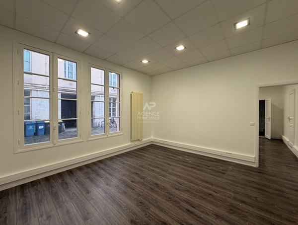 "Versailles Place Hoche" Bureaux dans une jolie cour pavée ! emplacement N°1 - 80 m² - 3 pièces Loyer 1 990 €/mois charges comprises **  - Référence  26270