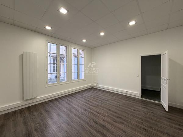 "Versailles Place Hoche" Bureaux dans une jolie cour pavée ! emplacement N°1 - 80 m² - 3 pièces Loyer 1 990 €/mois charges comprises **  - Référence  26270