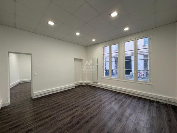 "Versailles Place Hoche" Bureaux dans une jolie cour pavée ! emplacement N°1 - 80 m² - 3 pièces Loyer 1 990 €/mois charges comprises **  - Référence  26270
