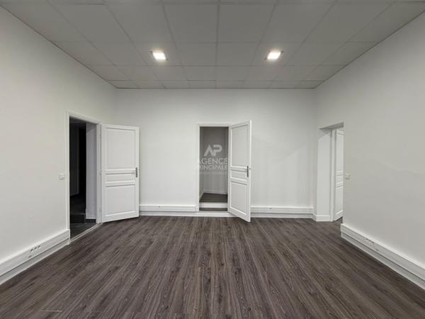 "Versailles Place Hoche" Bureaux dans une jolie cour pavée ! emplacement N°1 - 80 m² - 3 pièces Loyer 1 990 €/mois charges comprises **  - Référence  26270