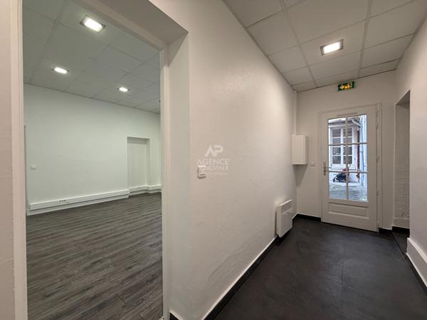 "Versailles Place Hoche" Bureaux dans une jolie cour pavée ! emplacement N°1 - 80 m² - 3 pièces Loyer 1 990 €/mois charges comprises **  - Référence  26270