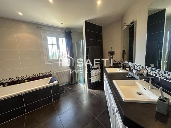 Maison 292 m², 8 pièces, 6 chambres, Piscine, Garage