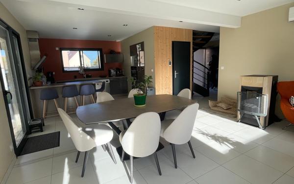 Maison à vendre    6 pièces • 170 m2 Mont-sous-Vaudrey