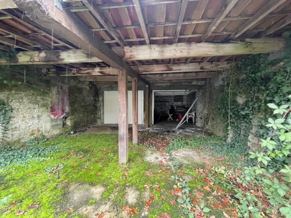 À saisir ! Double garage fermé et un spacieux car-port