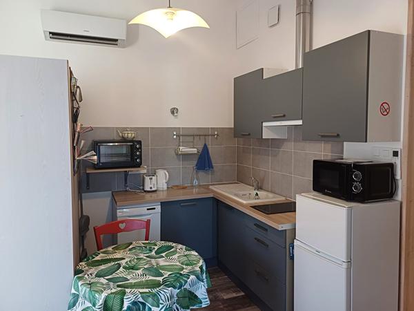 A vendre maison de 58 m², à Saujon, port du Riberou composée de 2 studios à l'étage, d'une buanderieet d'une pièce à rénover ainsi que d'un garage..,