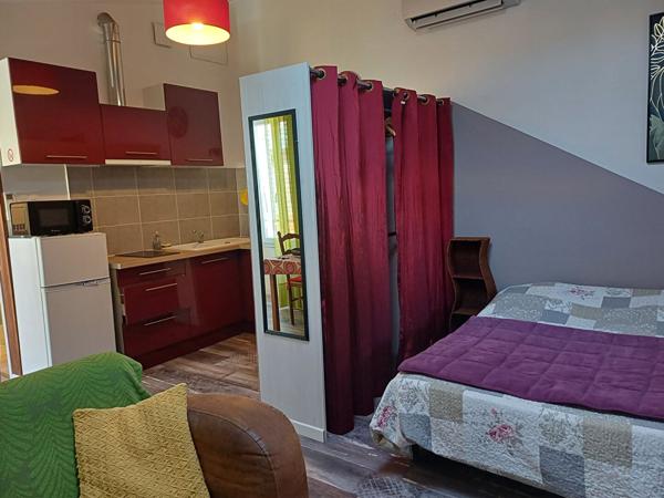 A vendre maison de 58 m², à Saujon, port du Riberou composée de 2 studios à l'étage, d'une buanderieet d'une pièce à rénover ainsi que d'un garage..,