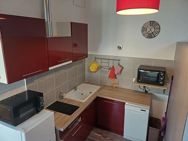 A vendre maison de 58 m², à Saujon, port du Riberou composée de 2 studios à l'étage, d'une buanderieet d'une pièce à rénover ainsi que d'un garage..,