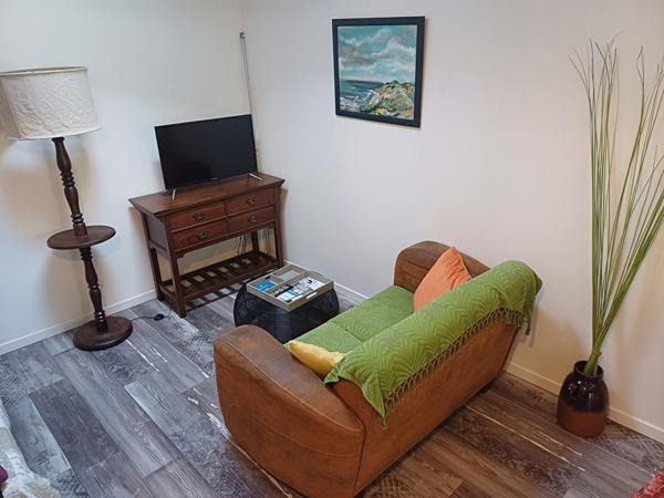 A vendre maison de 58 m², à Saujon, port du Riberou composée de 2 studios à l'étage, d'une buanderieet d'une pièce à rénover ainsi que d'un garage..,