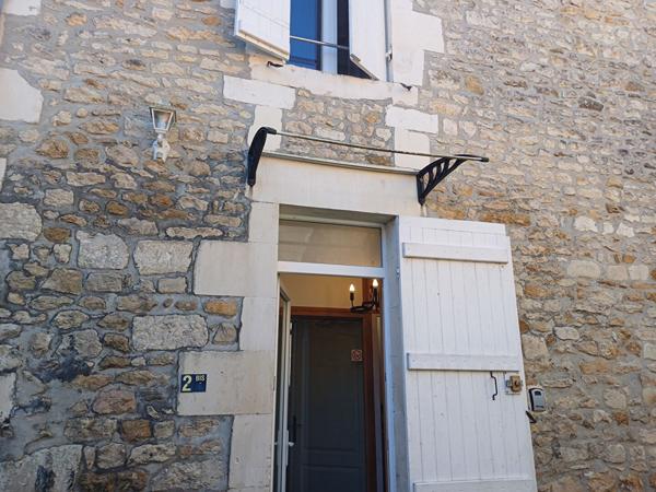 A vendre maison de 58 m², à Saujon, port du Riberou composée de 2 studios à l'étage, d'une buanderieet d'une pièce à rénover ainsi que d'un garage..,