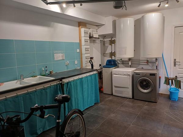 A vendre maison de 58 m², à Saujon, port du Riberou composée de 2 studios à l'étage, d'une buanderieet d'une pièce à rénover ainsi que d'un garage..,