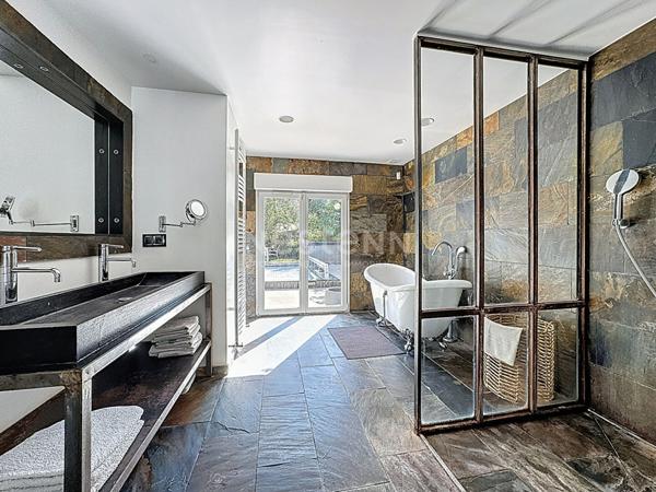 Lamorlaye Maison de 300m2 habitables, 8 pièces, piscine et parc de 4100 m²